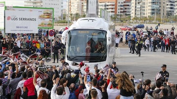 Afición ovacionando al autobús del Albacete.