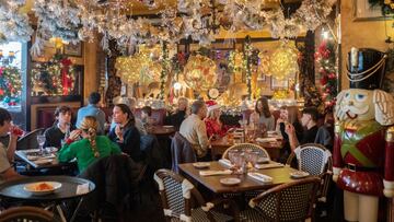 People have lunch at a restaurant on Christmas Eve in New York, U.S., December 24, 2023. REUTERS/Jeenah Moon