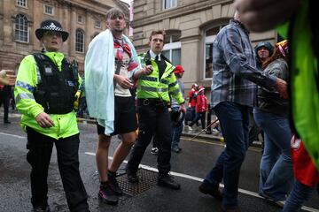 Un vehculo arremete contra aficionados del conjunto Red en el centro de la ciudad de Liverpool en la celebracin del ttulo de liga.