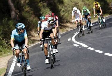 Roglic tiene bajo control una Vuelta avivada por Colombia