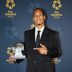Van Dijk se une a John Terry y Nemanja Vidic en importante registro