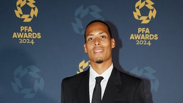 El experimentado defensa neerlandés del Liverpool aparece en el ‘Equipo de la Temporada’ de la Asociación de Futbolistas Profesionales.