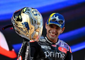 Jorge Martín sonríe con su casco dorado tras ganar el Mundial de motociclismo.