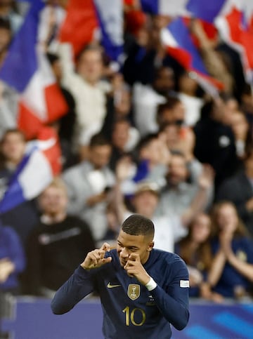 La selección francesa venció 2-0 ante Austria para evitar el descenso a la Liga B de la Nations League. Mbappé abrió el marcador con un golazo y lo celebró 'disparando una fotografía'.