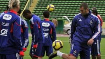 <b>PREPARADO.</b> Benzema juega con el balón en el último entrenamiento de Francia. Hoy será titular.