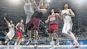 <b>DOMINIO TOTAL. </b>La lucha por el rebote también fue coto privado del Real Madrid, que sumó 35 capturas por las 20 del Winterthur Barcelona. Vistalegre fue un delirio.