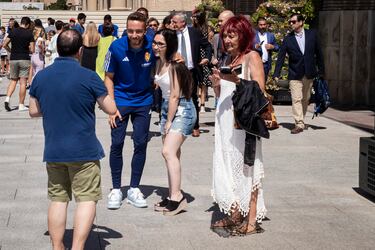 Marc Aguado se hace una foto con una aficionada.