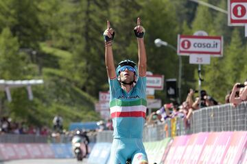 Nibali repitió victoria en Italia en 2016. Una de las ediciones más disputadas que se recuerda en la ronda italiana. Tras una primera semana mala fue remontando y consiguió  la maglia rosa en la penúltima etapa.