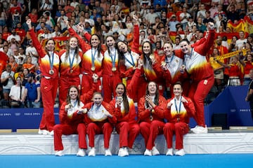 Bea Ortiz, Judith Forca, Maica García y Paula Leiton (en la fila superior), entre las campeonas olímpicas.