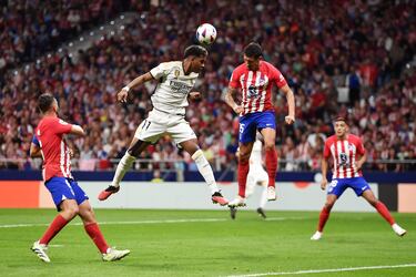 Rodrygo de cabeza ante Savic.