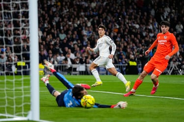 1-0. Gran pase de Trent Alexander-Arnold al área de la Real Sociedad. Gonzalo García, que se anticipa a su marcador, toca el balón sutilmente con su bota derecha y manda el balón al segundo palo, cruzado, para sorprender y superar a Alex Remiro.