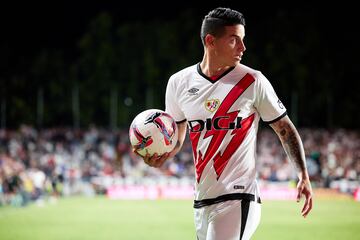 James Rodríguez, con el balón en la mano, momentos antes de lanzar un saque de esquina en el estadio de Vallecas