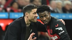 Bayer Leverkusen's Spanish head coach Xabi Alonso (L) speaks to Bayer Leverkusen's English midfielder #19 Nathan Tella during the German first division Bundesliga football match between Bayer 04 Leverkusen and VfL Wolfsburg in Leverkusen, western Germany on March 10, 2024. (Photo by INA FASSBENDER / AFP) / DFL REGULATIONS PROHIBIT ANY USE OF PHOTOGRAPHS AS IMAGE SEQUENCES AND/OR QUASI-VIDEO