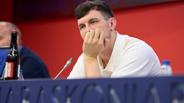 GRAFCAV2646. VITORIA, 10/09/2025.-El exterior letón Rodions Kurucs ha sido presentado como nuevo jugador de Baskonia para las próximas tres temporadas. El jugador con una larga trayectoria procede del Murcia aunque también ha militado en equipos de la NBA. EFE/Adrián Ruiz-Hierro