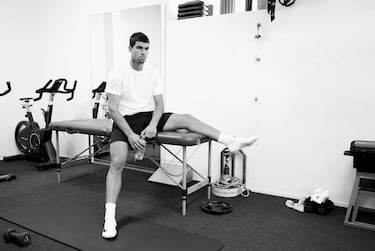 Carlos Alcaraz descansa en el gimnasio tras realizar ejercicios de core durante su entrenamiento para el Abierto de Australia 2026.