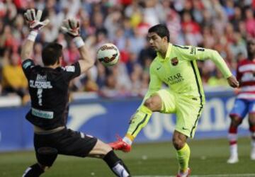 Luis Suárez intenta controlar el balón ante el portero Granada Oier Olazábal