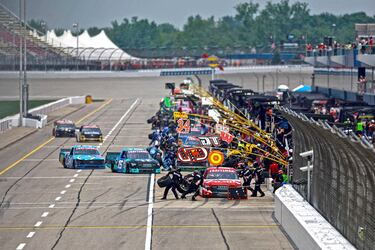 La NASCAR es una de las competiciones más espectaculares del automovilismo, puro show norteamericano. Los repostajes y cambios de ruedas son uno de los momentos álgidos de cada carrera, como muestra esta imagen de la Craftsman Truck Series, tercera categoría del certamen. Encontrar el sitio adecuado en ocasiones es de lo más complicado.