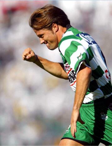 Talentoso jugador mexicano que defendió los colores del Santos durante dos etapas distintas.