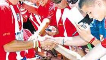 <b>ACLAMADO. </b>Casi un centenar de aficionados, algunos de ellos búlgaro, y entre ellos muchos niños no quisieron perderse el momento en el que Petrov estrenaba la camiseta rojiblanca.