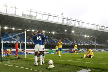 Ritmo frenético del Everton en la Premier League. El conjunto de Ancelotti sigue con rendimiento perfecto y en esta ocasión doblegó al Brighton en Goodison Park con doblete de James Rodríguez y otra anotación de Yerry Mina.