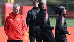 Mourinho en un entrenamiento del United antes de recibir al Basilea.