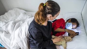 Imagen de una madre junto a su hijo en la habitación del niño.