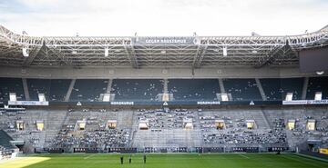 Imágenes de aficionados del Borussia Monchengladbach llenan las gradas del Borussia Park. Los seguidores del club alemán apoyan a su equipo comprando estos cartelones con sus caras y que permanecerán en el estadio hasta que vuelvan los partidos al estadio.