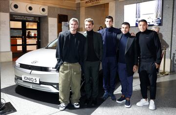 Los jugadores del Atlético de Madrid, Rodrigo de Paul, Antoine Griezmann, Álvaro Morata, Ángel Correa y Nahuel Molia, posan con el Hyundai IONIQ 5 en los Premios AS del Deporte 2023.