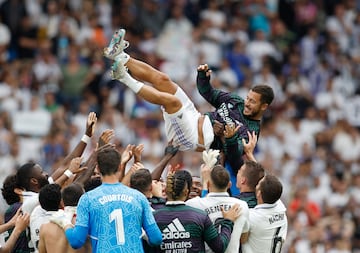 Tras el partido ante el Athletic, Hazard se despidió del Bernabéu y fue manteado por sus compañeros.