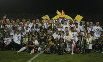 Atlético Nacional venció 5-1 a Deportivo Cali por el partido de vuelta de la final de la Liga Águila, remontó la serie y se consagró campeón. Título número 16 para el equipo antioqueño y celebración en el Atanasio Girardot.