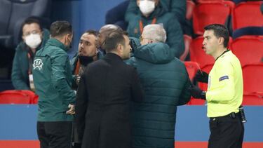 Webó, protestando al árbitro por lo sucedido.