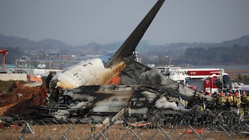 Rescue workers take part in a salvage operation at the site where an aircraft crashed after it went off the runway at Muan International Airport, in Muan, South Korea, December 29, 2024. REUTERS/Kim Hong-Ji TPX IMAGES OF THE DAY