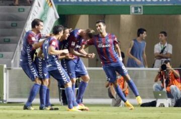 0-2. Albentosa celebra el segundo tanto con sus compañeros.