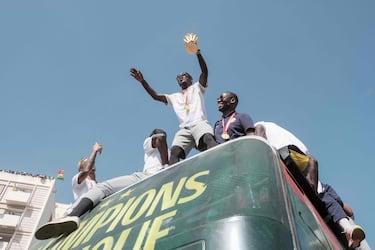 La selección de Senegal celebra con su afición el triunfo en la Copa África por las calles de Dakar.