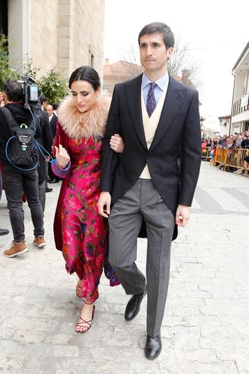 La hermana mayor de la novia, Blanca Sainz, acompa?ada de su novio, Guillermo Comenge.