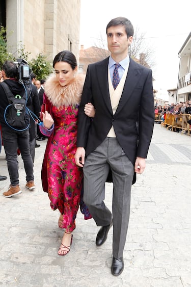 La hermana mayor de la novia, Blanca Sainz, acompañada de su novio, Guillermo Comenge. 