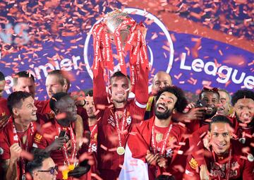 El capitán del Liverpool Jordan Henderson fue le encargado de levantar el ansiado trofeo. 