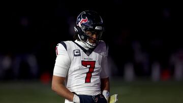 BALTIMORE, MARYLAND - JANUARY 20: Quarterback C.J. Stroud #7 of the Houston Texans rolls looks on during a timeout against the Baltimore Ravens in the second half at M&T Bank Stadium on January 20, 2024 in Baltimore, Maryland. Rob Carr/Getty Images/AFP (Photo by Rob Carr / GETTY IMAGES NORTH AMERICA / Getty Images via AFP)