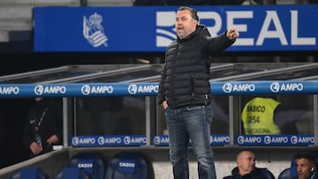 Cadiz's Spanish coach Sergio Gonzalez gestures during the Spanish League football match between Real Sociedad and Cadiz CF at the Reale Arena stadium in San Sebastian on March 3, 2023. (Photo by ANDER GILLENEA / AFP)