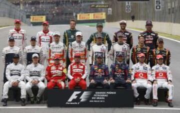 Los pilotos de Fórmula Uno posan para la foto oficial durante el desfile, previo al GP de Brasil, en el circuito de Interlagos, en Sao Paulo, Brasil.