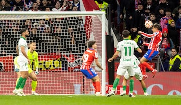 1-0. Javi Galn cuelga el baln desde la izquierda y Giuliano Simeone remata picado a la derecha de Jir Letcek para anotar el primero en el minuto 7.