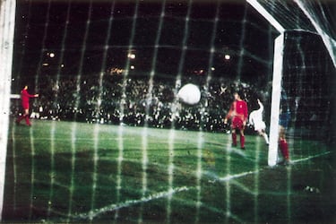 (ELIMINADO) La tercera competición continental nació en 1971 con el rey de Europa en su nómina de participantes. Los de Miguel Muñoz no pasaron de la segunda ronda. En la ida en el Bernabéu los blancos ganaron al PSV por 3-1, con goles de Anzarda, ‘Ico’ Aguilas y Amancio de penalti para los madridistas. Guus Hiddink jugó unos minutos con los visitantes. Los neerlandeses ganaron 2-0 el partido de vuelta, que se jugó en Den Bosch, a 30 kilómetros de Eindhoven, por una sanción de la UEFA. En las ida semifinales de la Recopa que enfrentó a ambos equipos la temporada anterior un aficionado lanzó una lata de cerveza a uno de los árbitros asistentes. 


