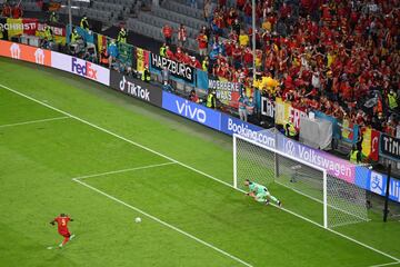 2-1. Romelu Lukaku marca de penalti el segundo gol.