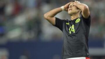 'Chicharito' se lamenta en uno de sus fallos ante Argentina