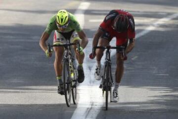 Greg Van Avermaet y Peter Sagan esprintando para conseguir la victoria de etapa.