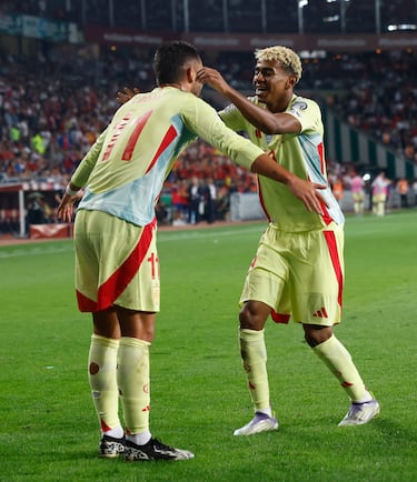 Avanzó metros Pedri con el balón, jugando para Lamine Yamal, el cual divide y abre para la incursión en el área de Ferran Torres, que definió con un potente derechazo raso, superando a Çakir.