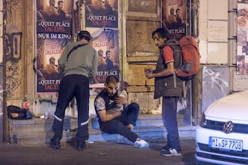 Los aficionados se entremezclan con la droga y la prostitución masivas del centro de Fráncfort, capital financiera de Europa