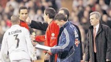 Valdo recibió una fuerte entrada de Roberto Carlos en le partido jugado en Madrid.