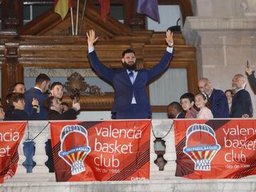 El Valencia Basket en el ayuntamiento. 
Los jugadores en el balcón del consistorio. Bojan Dubljevic.