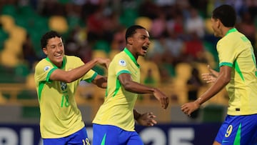 Los jugadores de Brasil celebran un gol contra Bolivia.